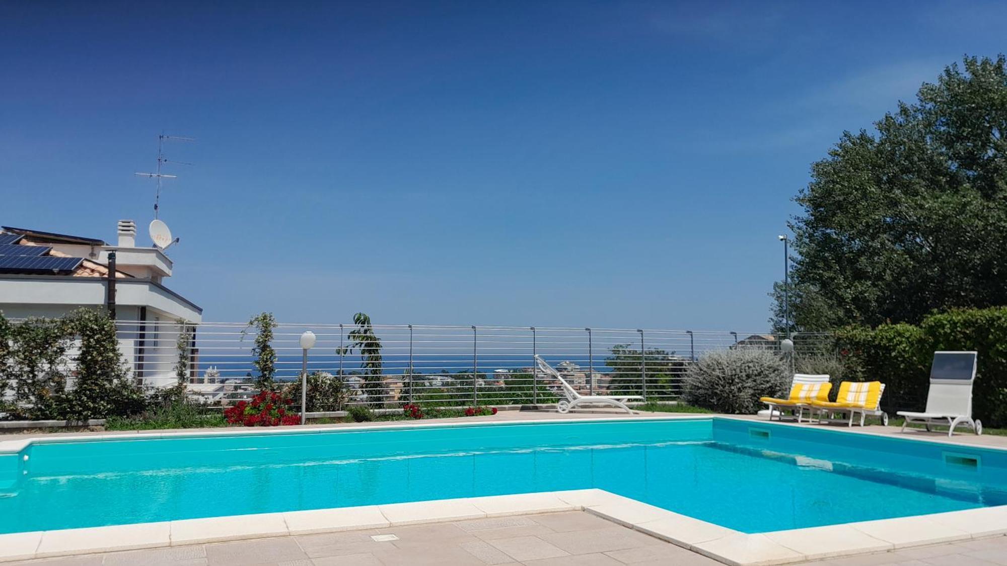 Hotel Just Blue Montesilvano Marina Esterno foto
